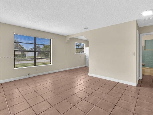Building Photo - 5611 SW 37th St