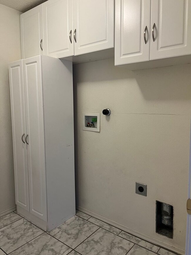 Building Photo - Cozy 3 Bedroom 2 Bathroom Home In The NW!