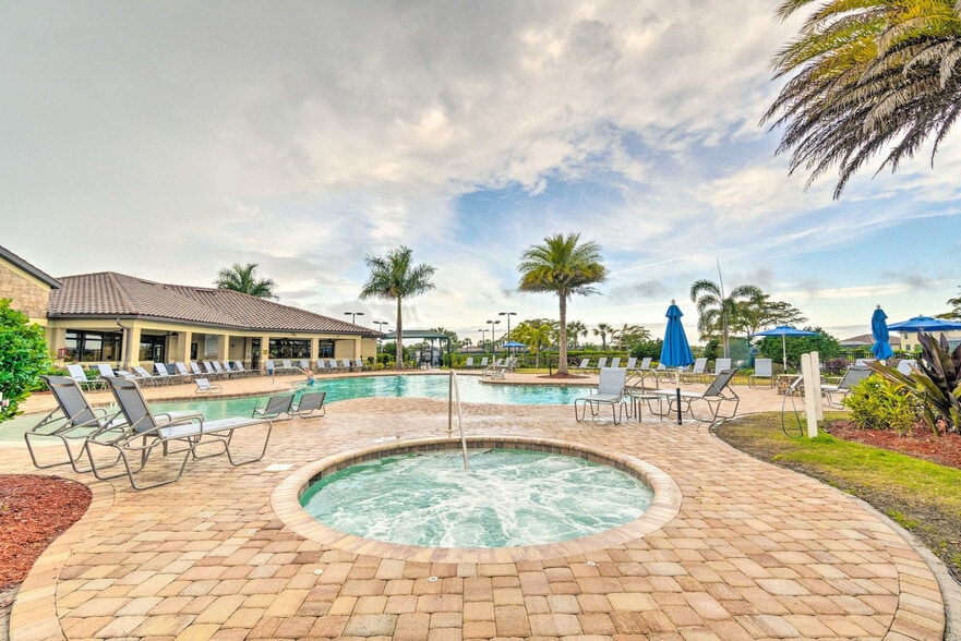 Building Photo - 7121 River Hammock Dr
