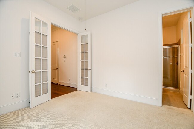 Building Photo - 818 Yale St