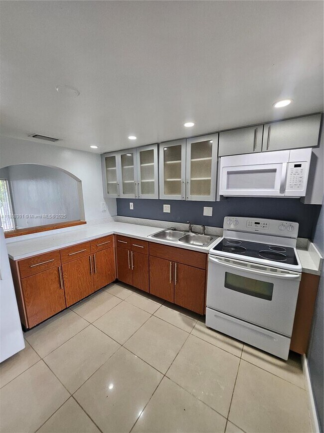 Building Photo - 8101 SW 73rd Ave