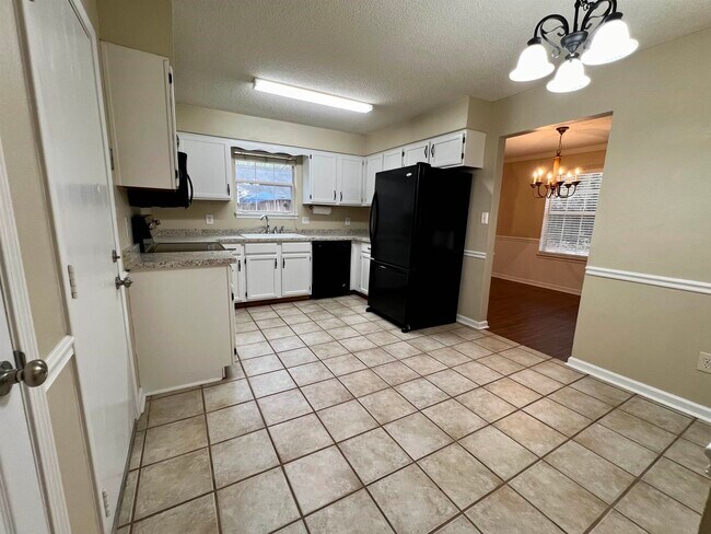 Building Photo - 8653 Oak Forest Trail