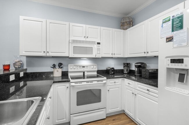 Building Photo - Spacious 3BR Condo in Gated Ocean Keyes