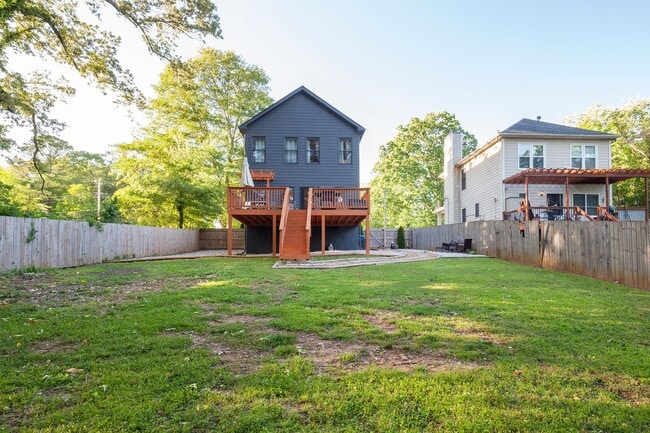 Building Photo - Beautifully Updated Two-Story 3/2.5 w/ Hug...