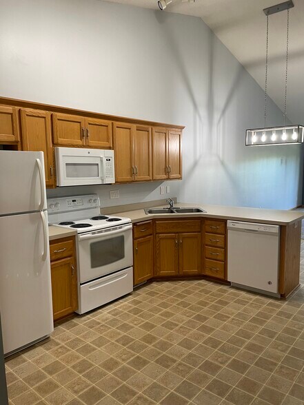 Building Photo - 1645 Lakeridge Way
