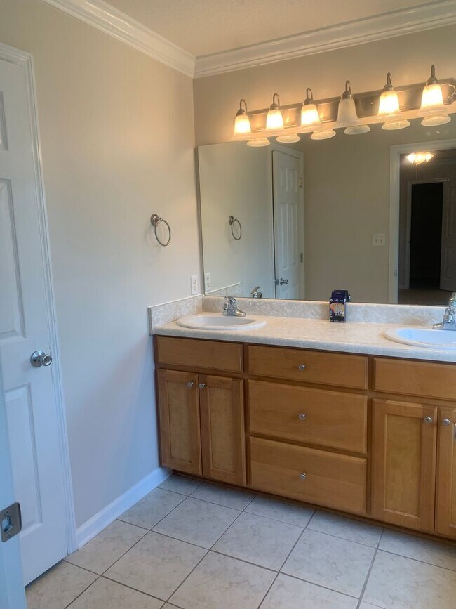 Building Photo - 4bd/2ba located in the Highlands Subdivision right off of Bemiss.