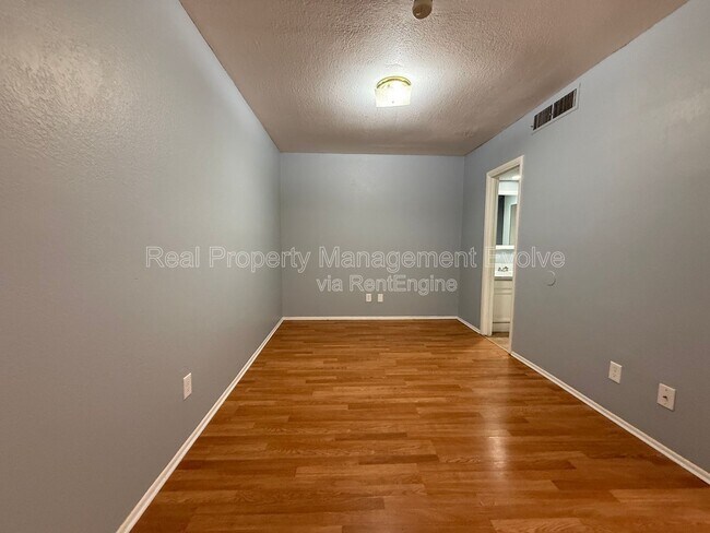 Building Photo - 3228 W Glendale Ave