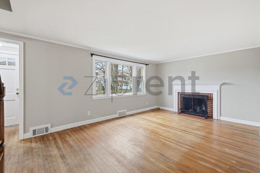 Building Photo - 18 St James St