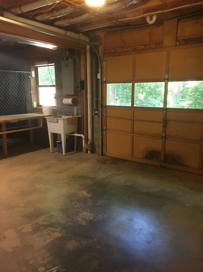 Building Photo - North Asheville, Private home with wooded ...