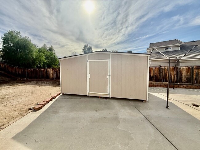 Building Photo - Nice Single Story Home