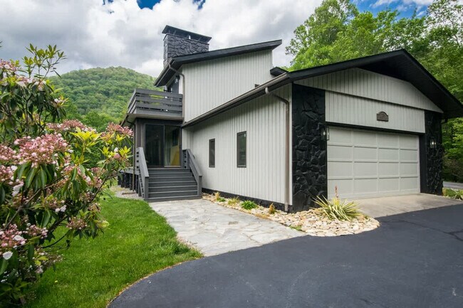 Building Photo - 201 Bluebird Ln