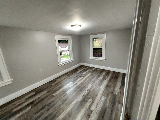 Building Photo - Welcome to your new home! 2 bed 1 bath single family house