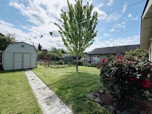 Building Photo - Charming Roosevelt Neighborhood House! - 2...