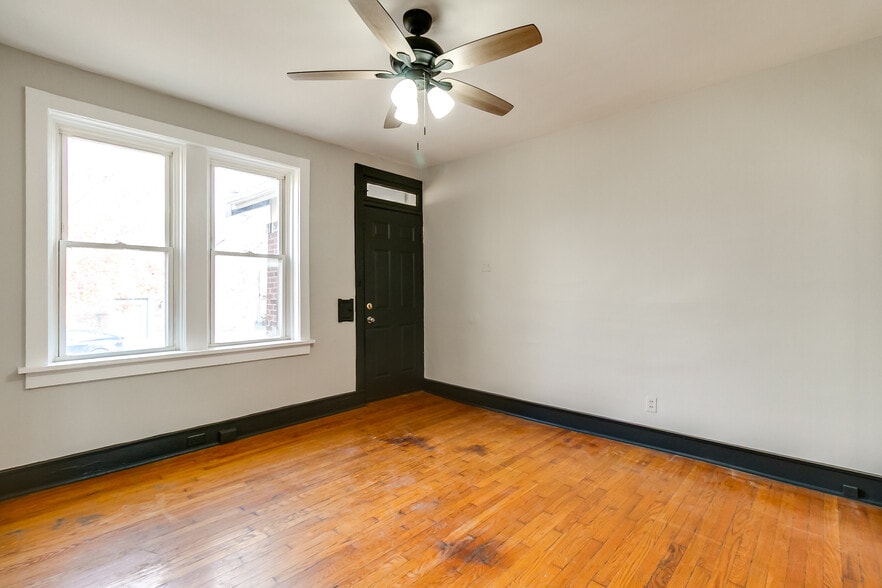 Building Photo - 4918 Winona Ave