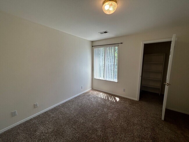 Building Photo - Spacious 2 bedroom and 2 bath.