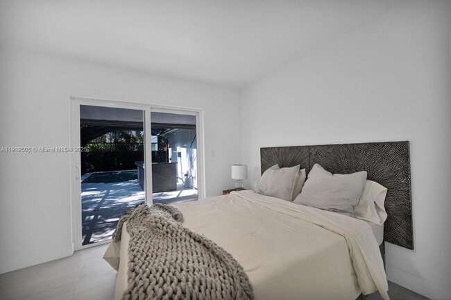 Building Photo - 1546 Van Buren St