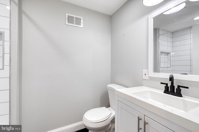 Building Photo - 635 S Lehigh St