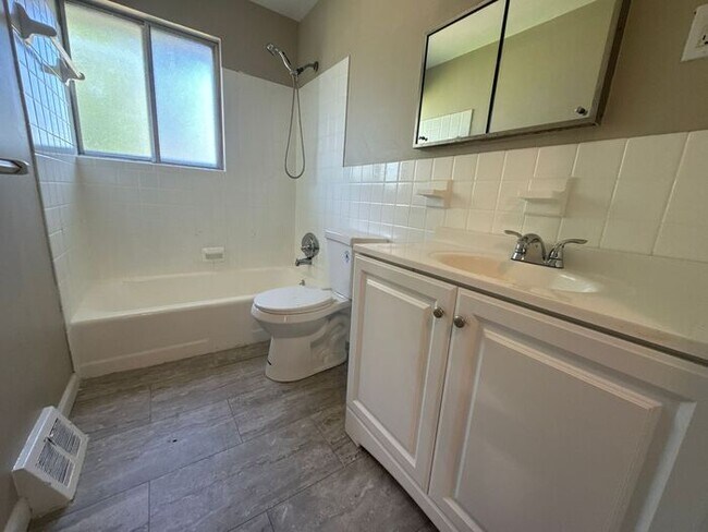Building Photo - Three Bed 1 Bath Home