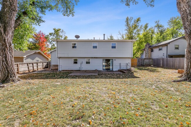 Building Photo - 873 E Greenway Ct