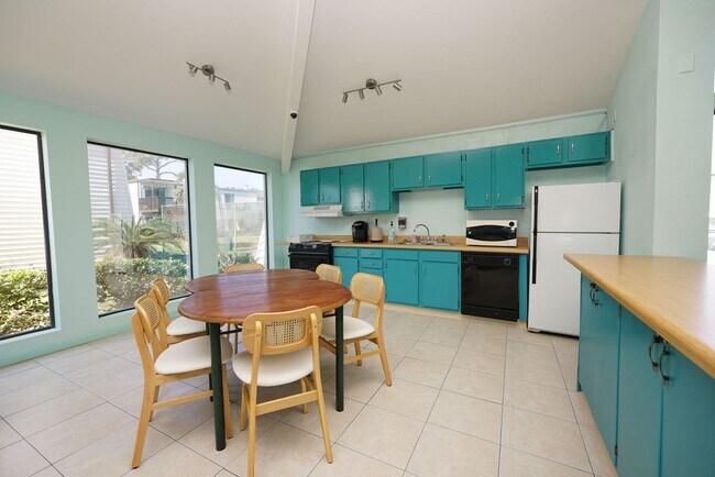 Building Photo - 308 E Miracle Strip Pkwy