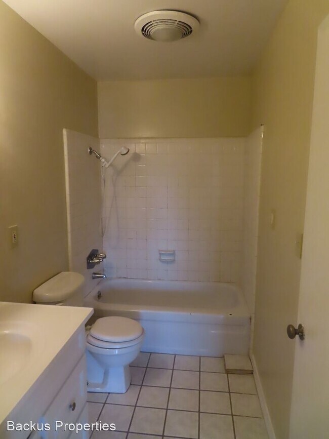 Building Photo - 2 br, 1.5 bath House - 915-7 Acosta Plaza