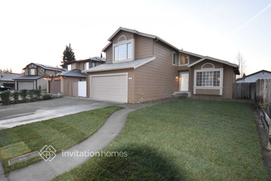 Building Photo - 242 Newport Cir