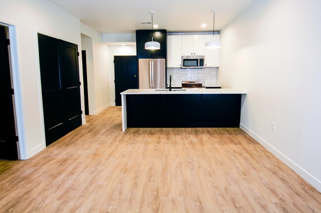 Building Photo - 320 E College