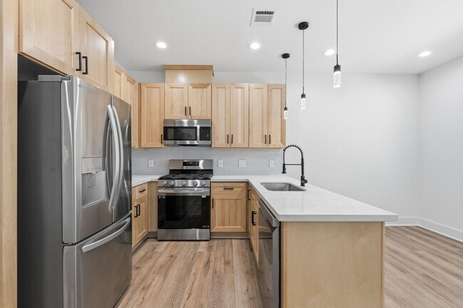 Building Photo - 8805 Parkway Dr