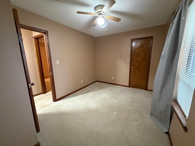 Building Photo - 2009 Waterfront Dr N