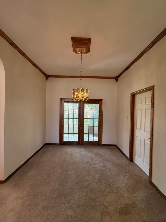 Building Photo - Beautiful 4 Bedroom Home Located in the Zi...