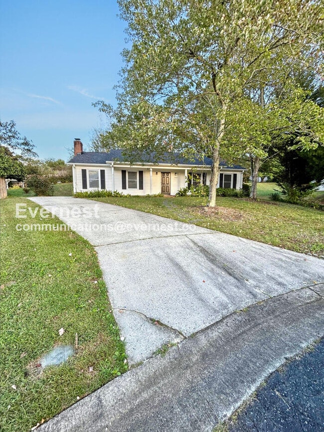 Building Photo - Limited Time Special Offer / 3 Bed/2 Bath Home with Off-Street Parking / Pet-Friendly / Available...