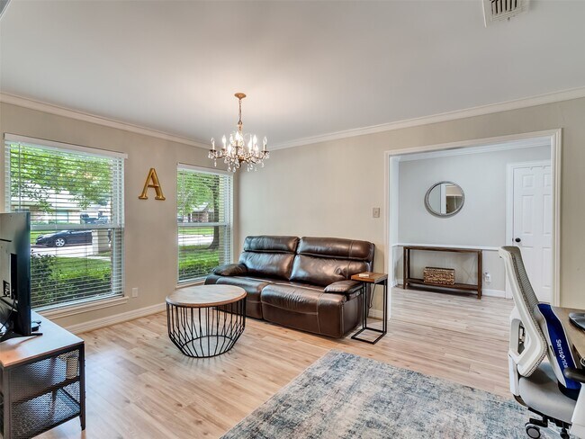 Building Photo - 2811 Quincannon Ln