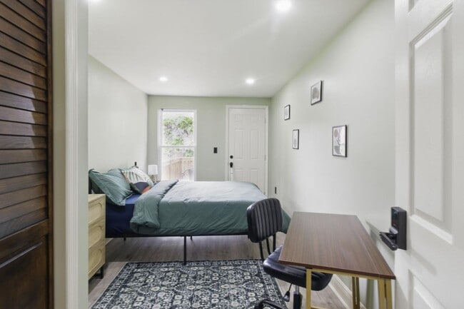 Primary Photo - 1232 W Lombard St