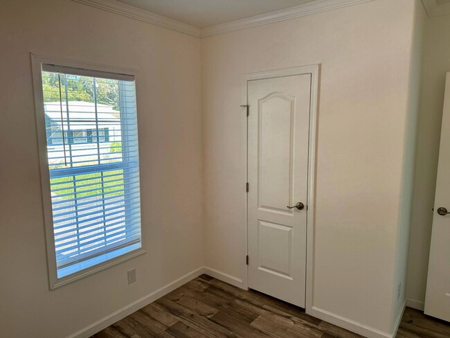 Building Photo - 956 N Colonial Cir