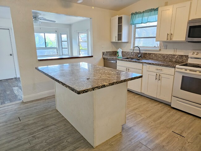 Building Photo - Spacious 8-Bedroom Family Home with Permit...