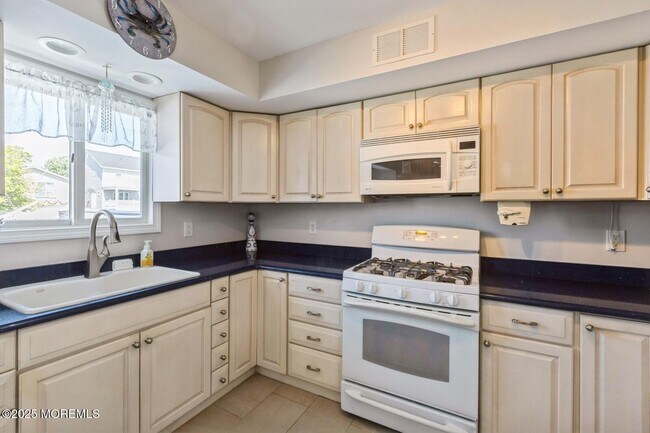 Building Photo - 22 Longpoint Dr