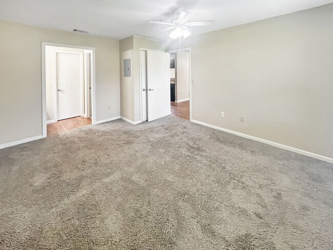 Building Photo - One Bedroom Apartment in Gated Community - Easy Highway Access!