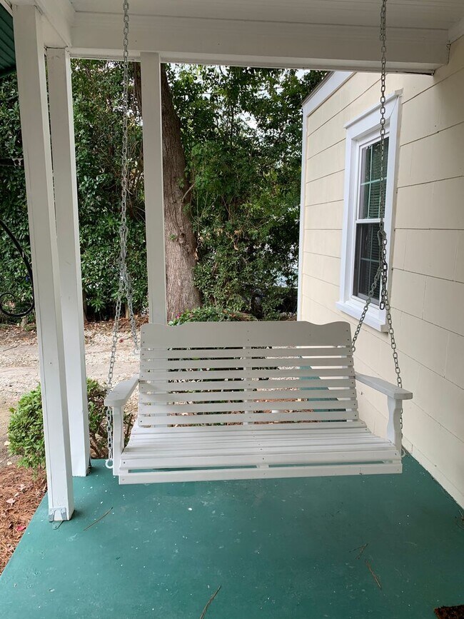 Building Photo - Grid 2 bedroom house available!