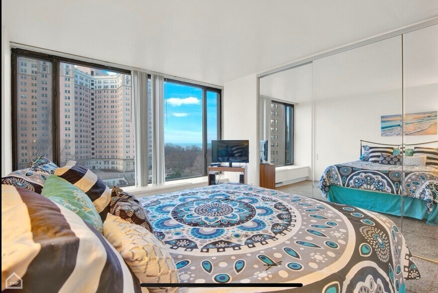 Building Photo - 5455 N Sheridan Rd