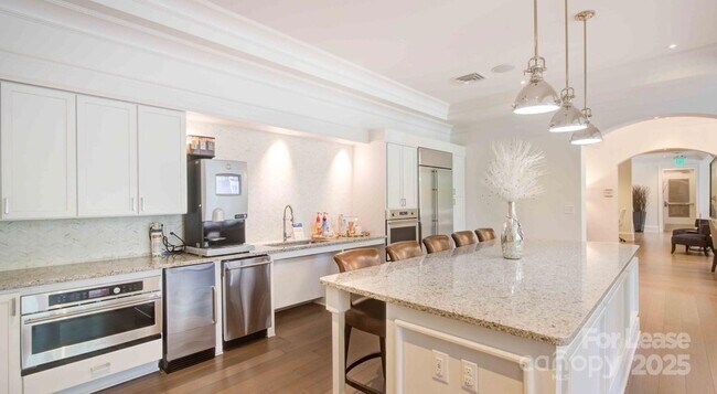 Building Photo - 10624 Parrish St