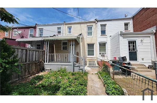 Building Photo - 2 Bedroom home with Rear Yard