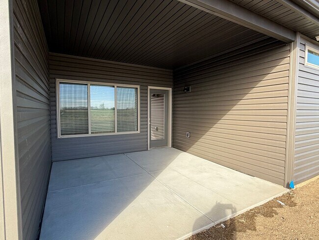 Building Photo - Located in SE Lincoln! Newer ranch townhome with 2 stall garage. Spacious 3 bedrooms/3 bathroom, ...