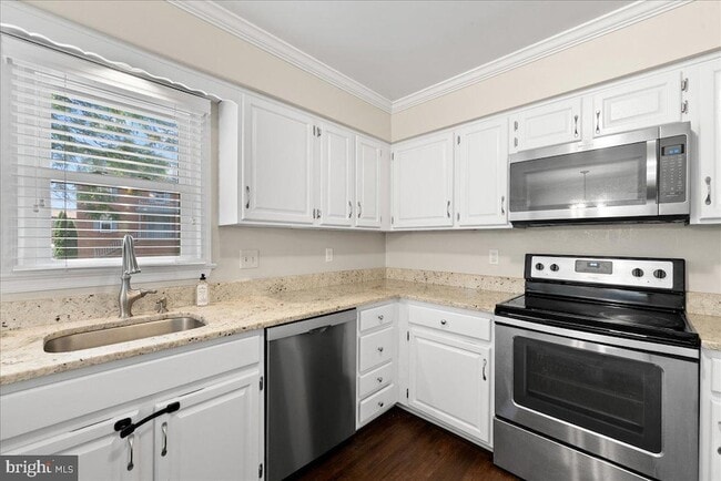 Building Photo - 4527 Sawgrass Ct