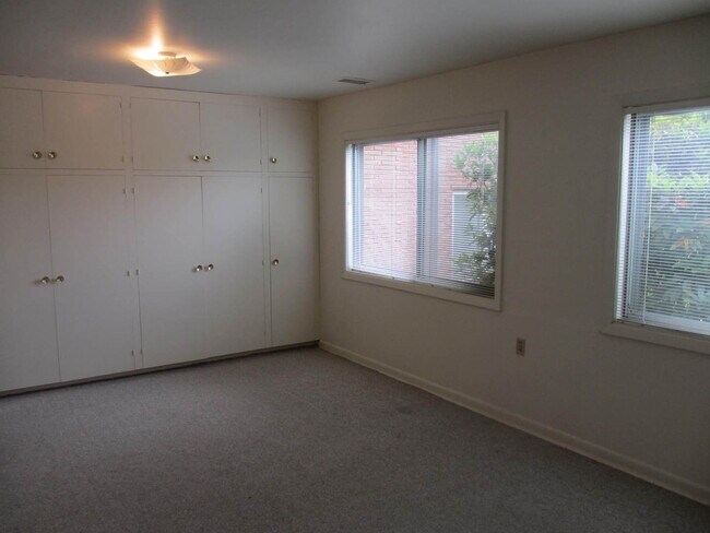 Building Photo - SW PDX Spacious Mid-Century Home Located i...