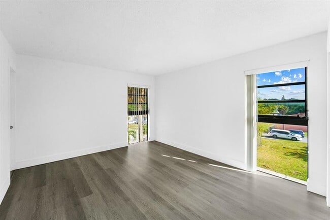 Building Photo - 650 NE 149th St