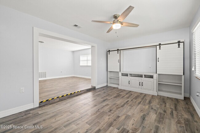 Building Photo - 346 Cyprus Dr