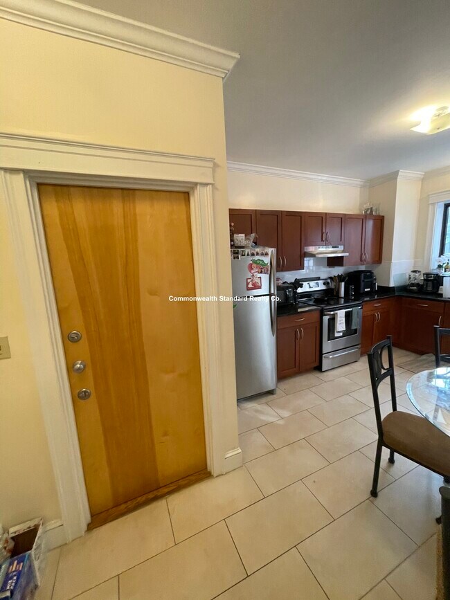 Building Photo - 27 Glenville Ave