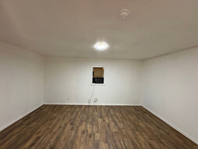 Building Photo - Cozy Home On Spacious Corner Lot Available Now in Dinuba CA!