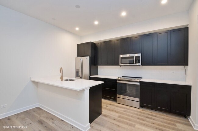 Building Photo - 621 W Belmont Ave