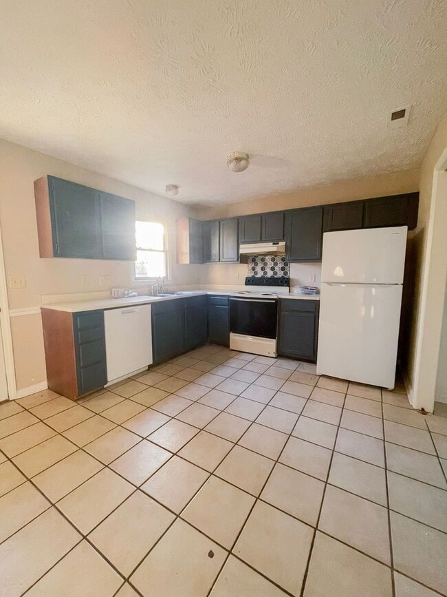 Building Photo - 2 Bedroom 1.5 Bathroom Townhome- Small Dogs Okay